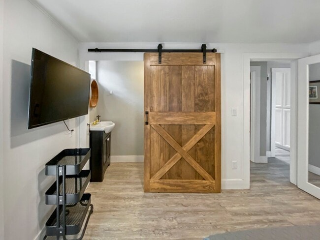 Building Photo - Garfield House: Fully Furnished House, Large private lot across from Golf Course $300 Utility Fee