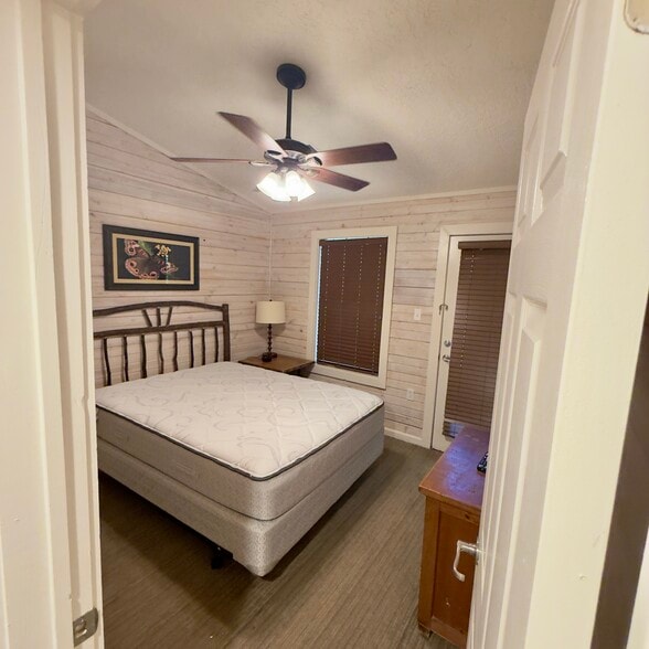 Building Photo - 8680 Piney Shores Dr