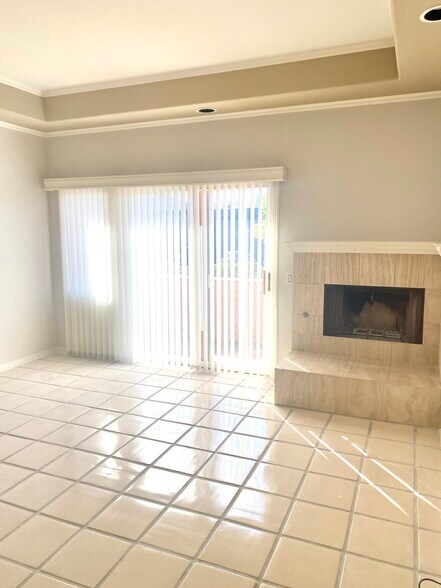 Building Photo - 7629 Draper Ave