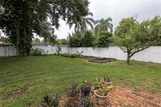 Building Photo - 226 W Spruce St