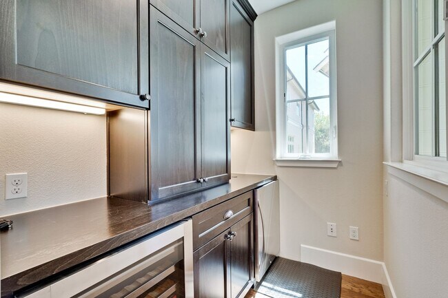 Building Photo - Modern Living in the Heart of Downtown Cam...