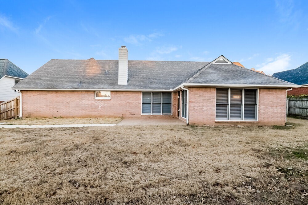 Building Photo - 1855 Oak Springs Dr