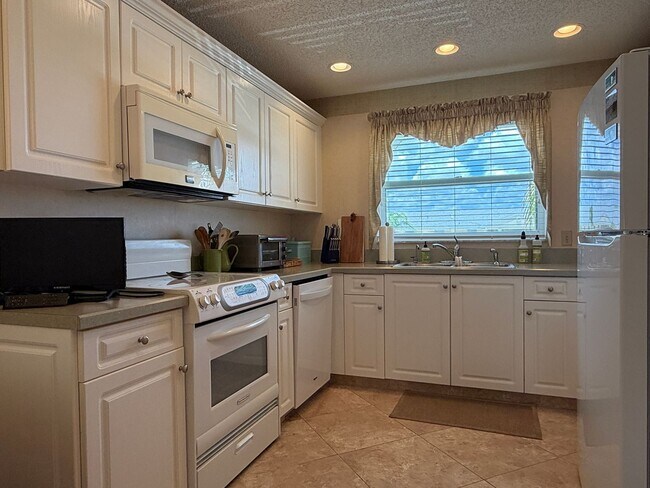 Building Photo - 675 W Lake Jasmine Cir
