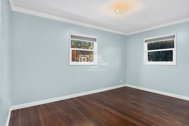 Building Photo - 1425 W Woodcrest Ave