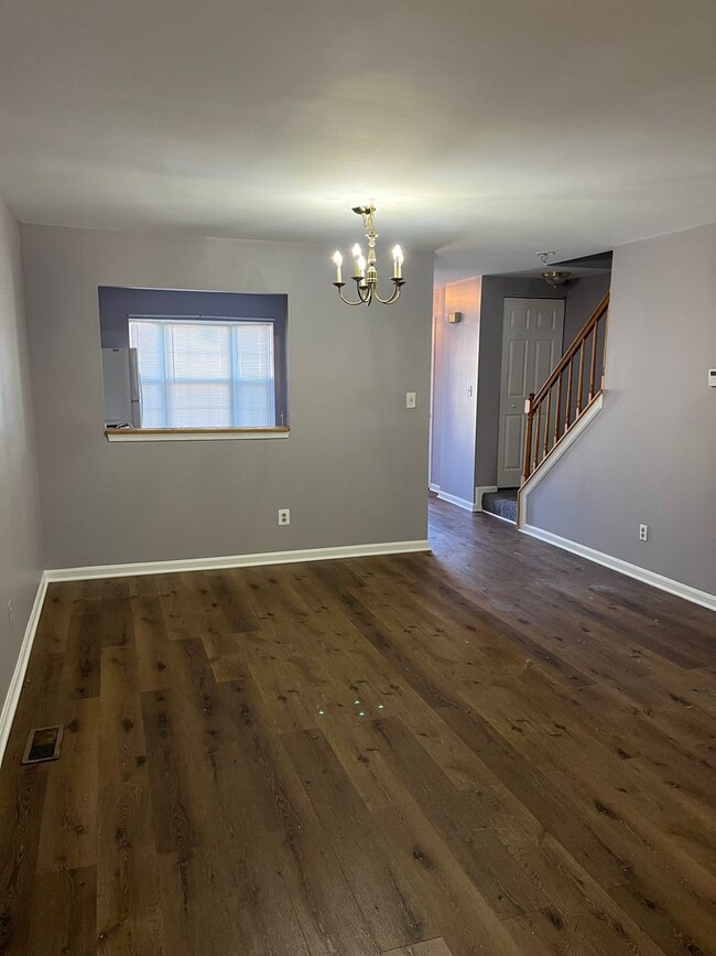 Building Photo - 3 bedroom, 2.5 bathroom townhouse in the q...