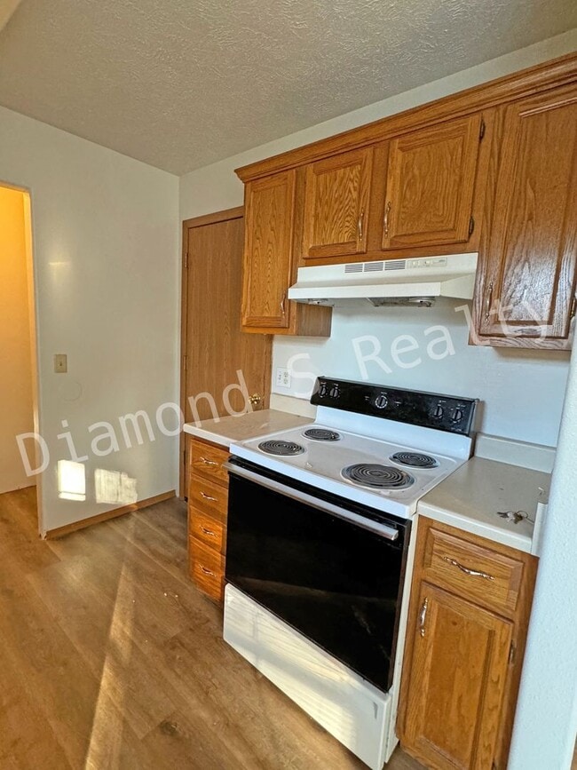 Building Photo - 3 Bedroom Home Located in Established Neighborhood!