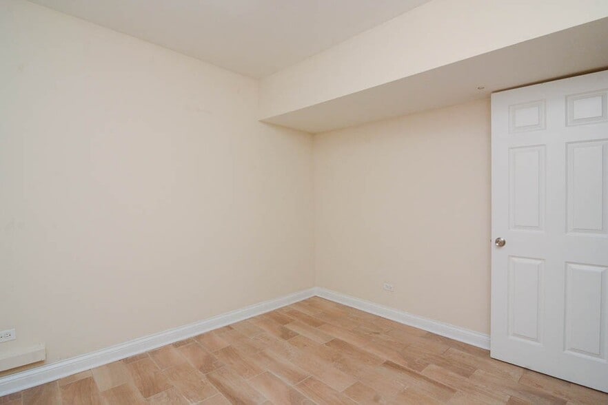 Building Photo - 3728 N Pine Grove Ave