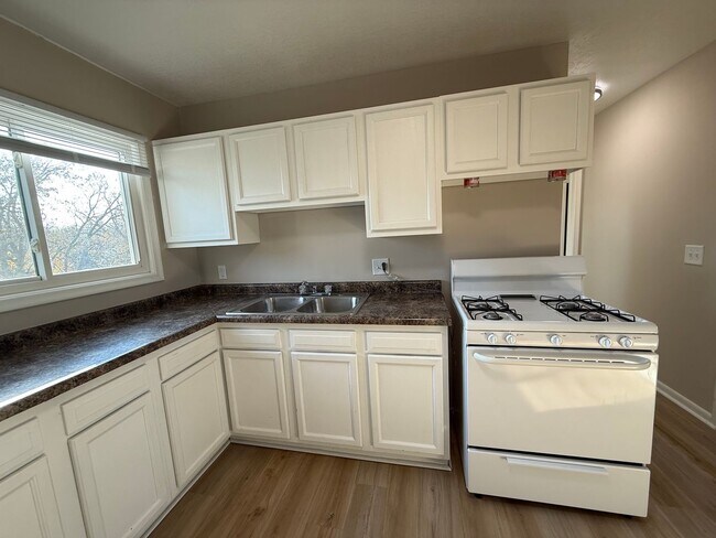 Building Photo - 2606 E Hennepin Ave