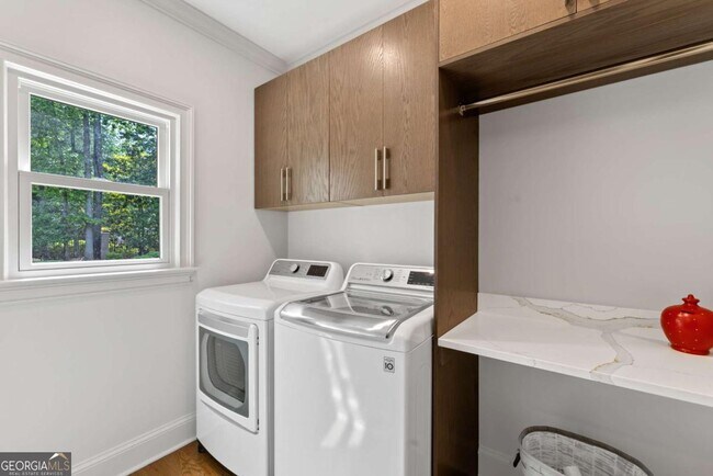 Building Photo - 9950 Farmbrook Ln