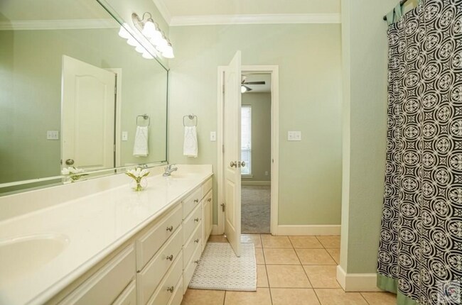 Building Photo - Beautiful, Spacious 4 bedroom Home for Rent!