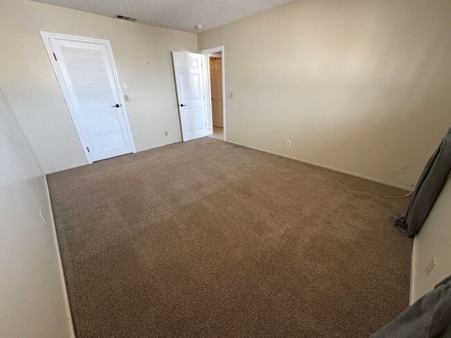 Building Photo - Beautiful home look, 4-plex, across from UNLV