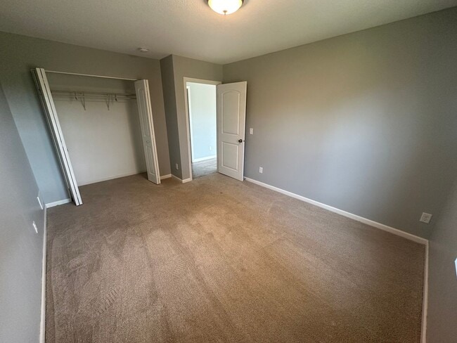 Building Photo - Gorgeous 5 Bedroom, 3.5 Bath Single Family...