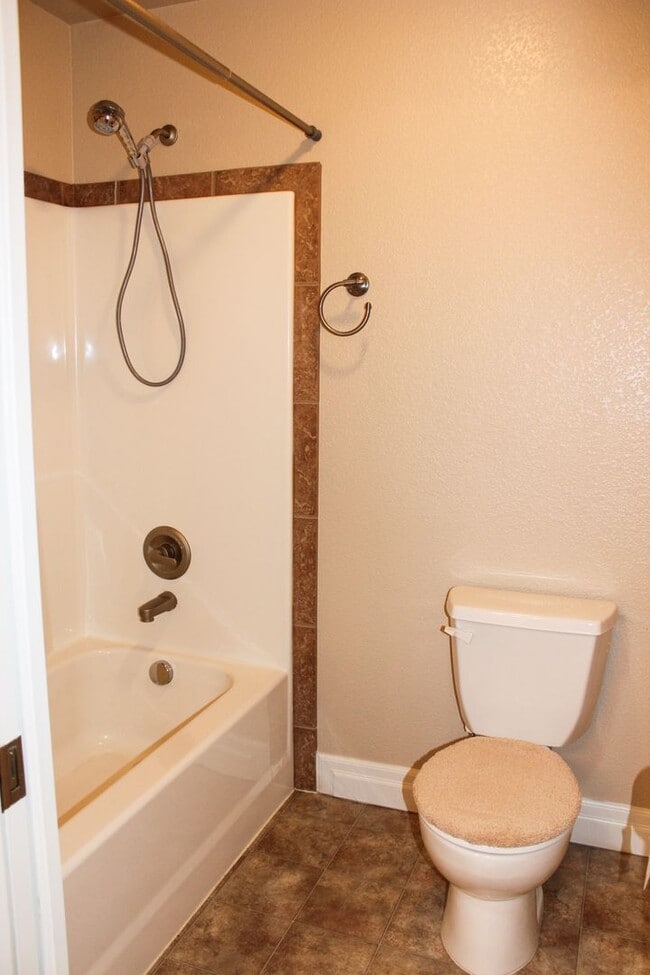 Building Photo - Meticulously maintained townhome on August...