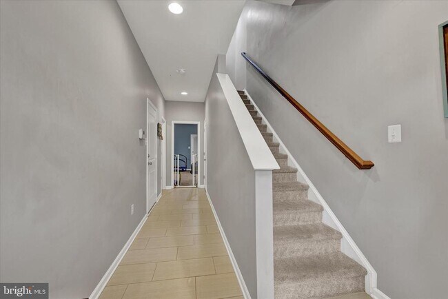 Building Photo - 7650 Lyndon Ct