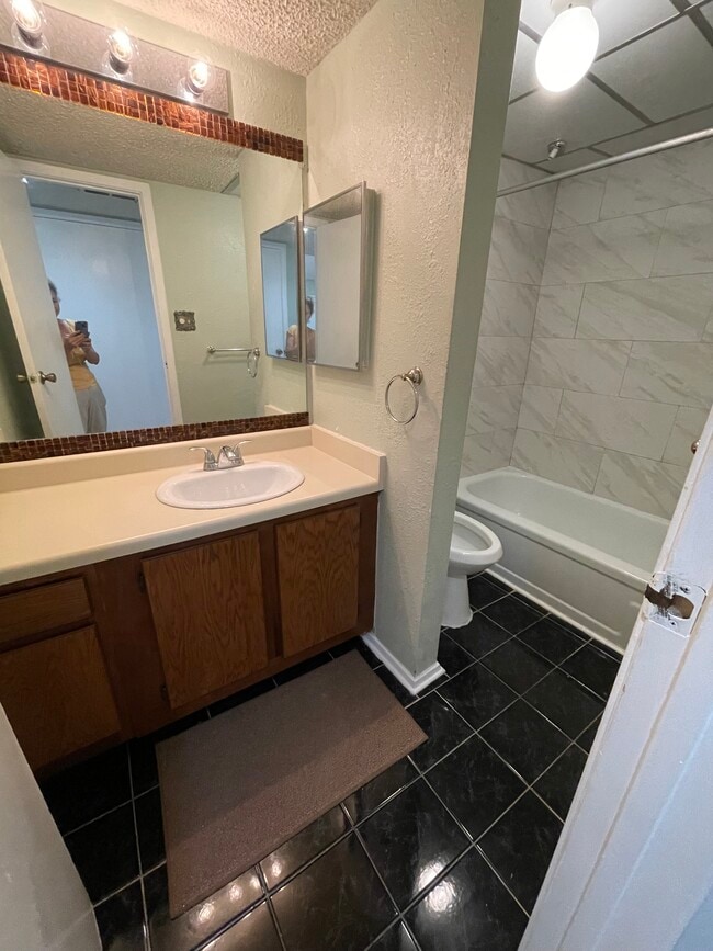 Bathroom - 7024 N Holiday Dr