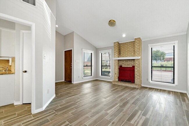Building Photo - Lovely and Well maintained 2 bedroom & 2.5...