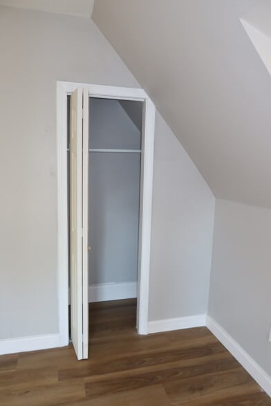 Unit 3 Bdr Closet - 16 Benton St