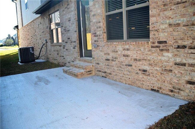 Building Photo - 1800 SW Riverstone Rd