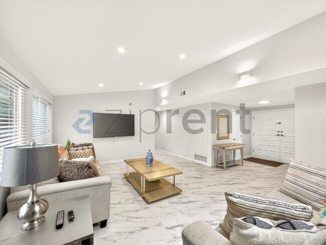 Building Photo - 20520 Rhoda St