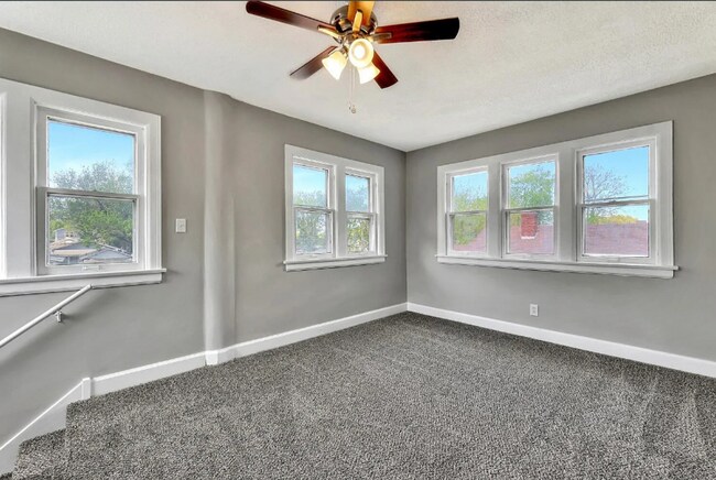 Building Photo - Cute 2 bedroom house near in a great neighborhood, close to shopping, restaurants, and easy highw...