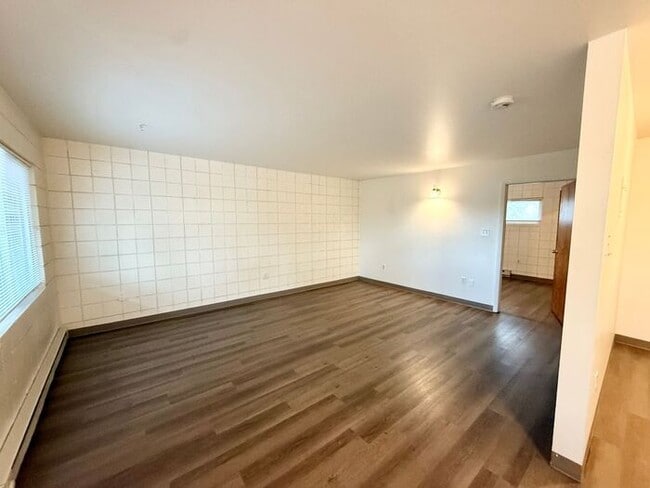 Building Photo - Move in specials - Pick One - 1st month free or $100 off monthly rent. Flexible lease terms are a...