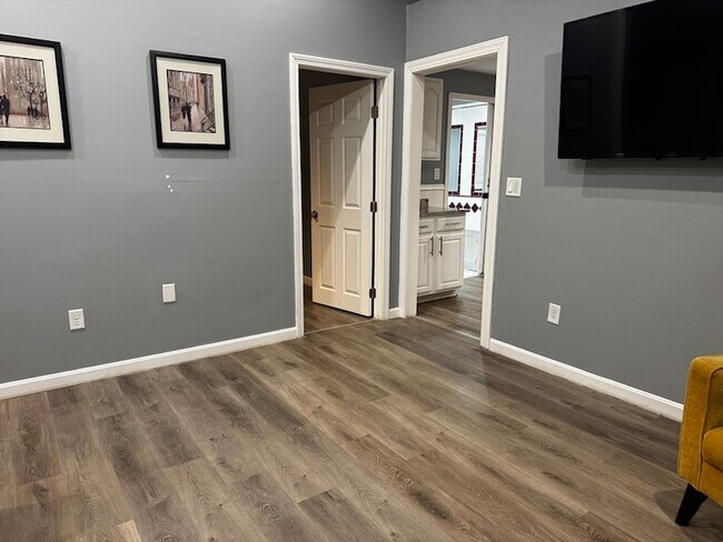 Building Photo - 6 Chamberlain Rd