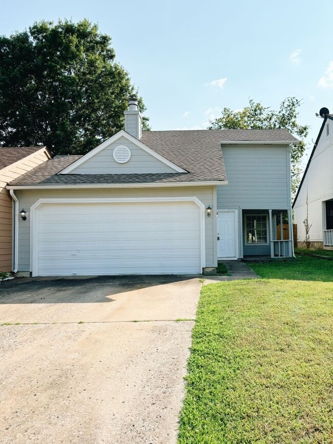 Primary Photo - Spacious 1 Bedroom Duplex, 2 car garage