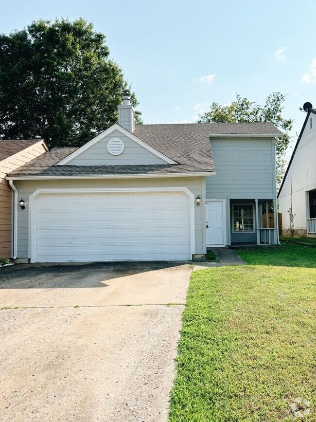Building Photo - Spacious 1 Bedroom Duplex, 2 car garage