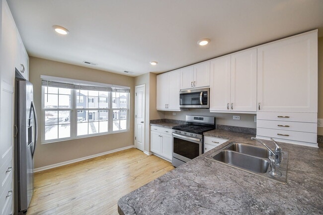 Building Photo - 2480 Bella Dr