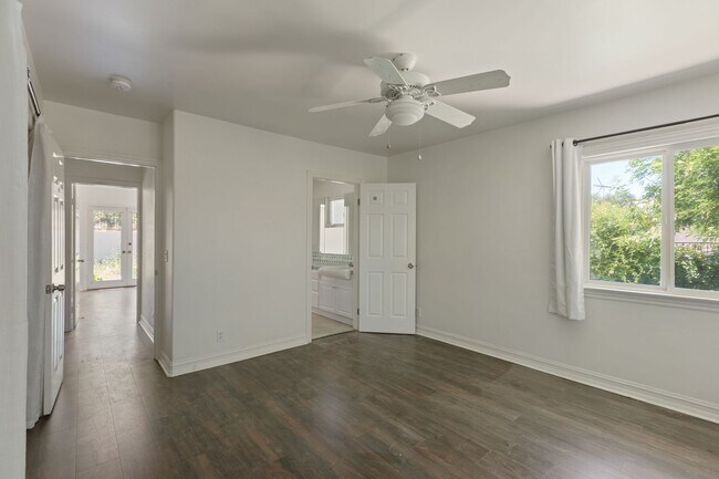 Building Photo - Elegant 5-Bedroom Estate with Pool in Prime Woodland Hills