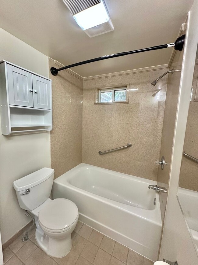 Building Photo - Charming 2-Bedroom, 2- bathroom Home with Bonus Space & Prime Shoreline Location
