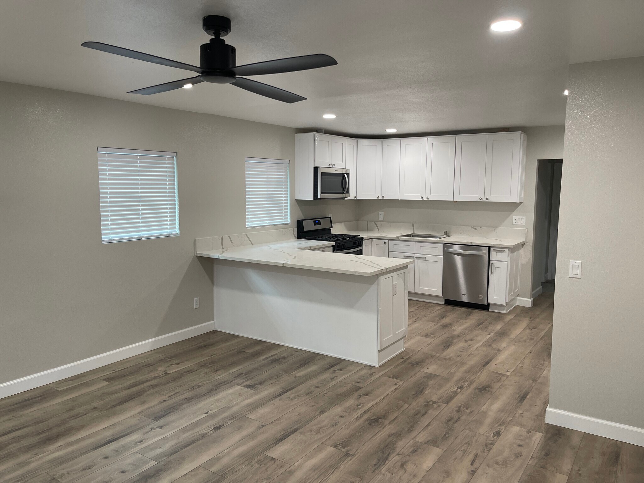 Kitchen/ living room - 1012 Cypress Ave