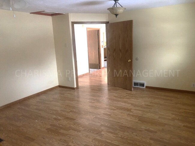 Building Photo - 4 BD, 2 BA HOUSE, HARDWOOD FLOORING THROUG...