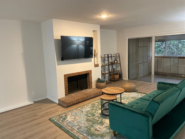 Family Room (common area) - 440 N Dodge Blvd