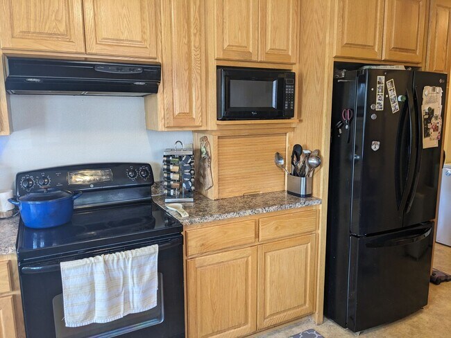 Building Photo - Cherry St Duplex