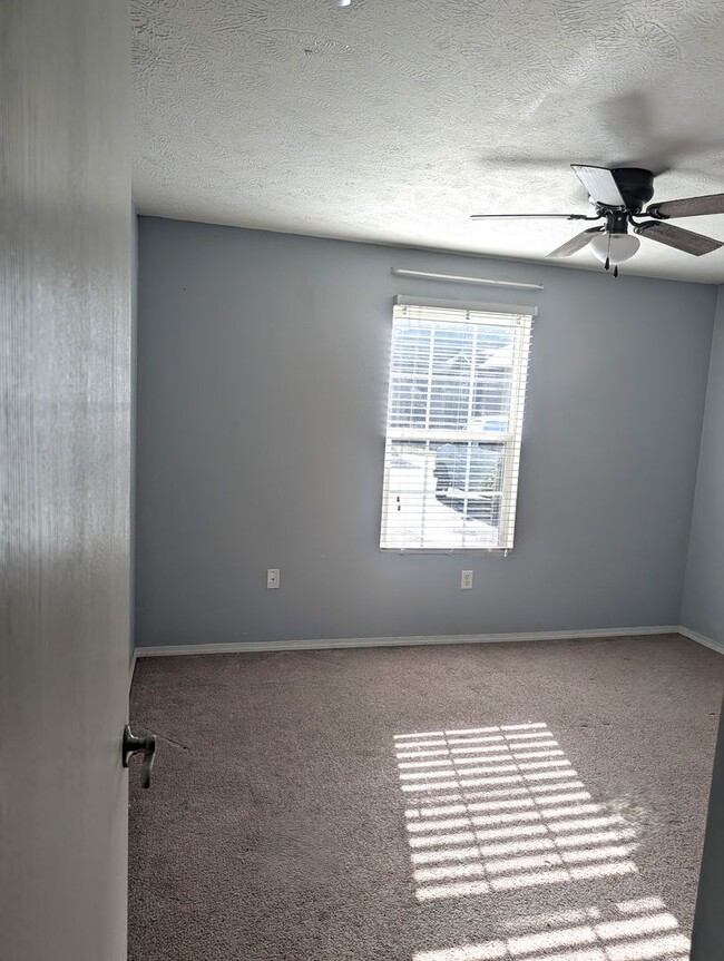 Building Photo - Walk-In Level 3 Bedroom, 2 Bath Condo in The Vineyards!