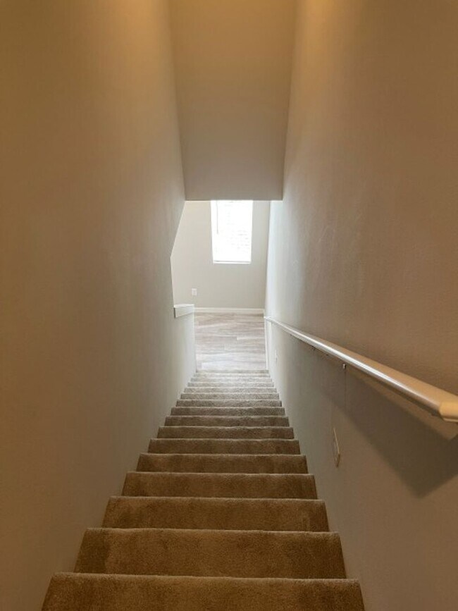 Building Photo - 4bd/3.5ba Lynnwood Townhouse
