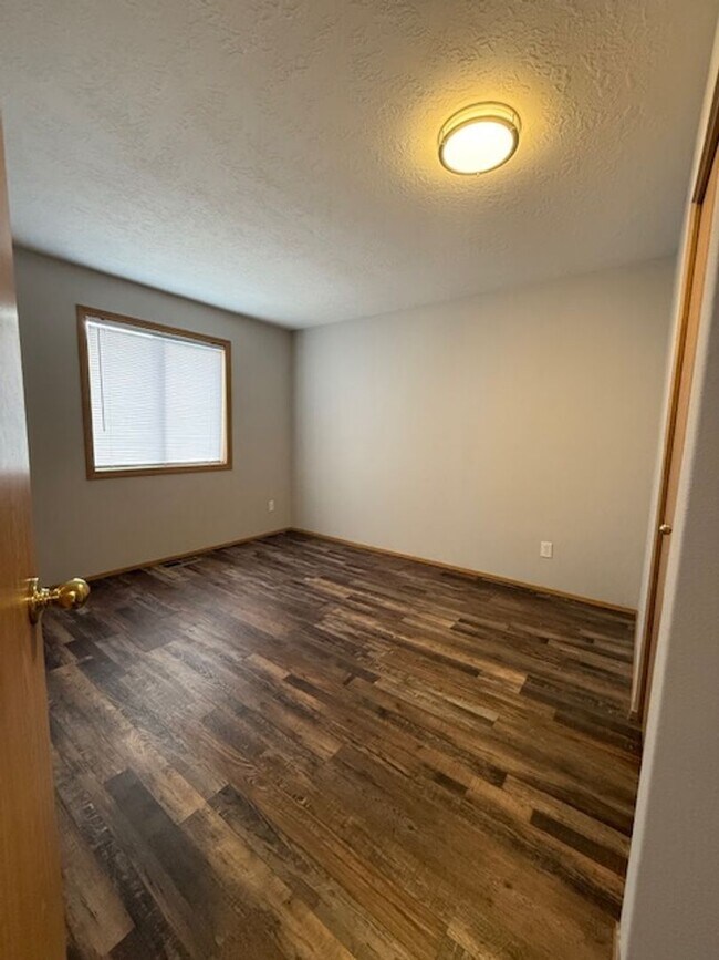 Building Photo - Single Level House - Move-in Ready Early July