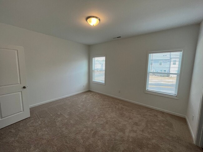 Building Photo - **OFFERING REFUNDABLE APPLICATION FEES & $100 MOVE IN PROMOTION** Stunning 3BD, 2.5BA Raleigh Tow...