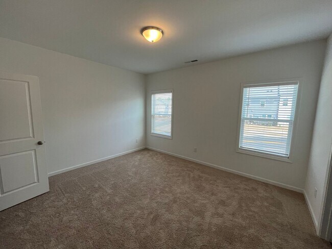 Building Photo - **OFFERING RENT PROMOTION FOR FIRST 6 MONTHS & REFUNDABLE APPLICATION FEES** Stunning 3BD, 2.5BA ...