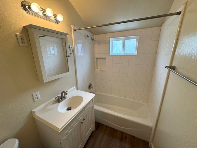 Building Photo - Quaint Midtown Home with New Wood Flooring & Large Yard!!