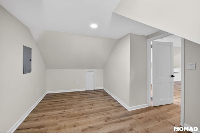 Building Photo - Charming Duplex 2BR + Upstairs 1BR Studio