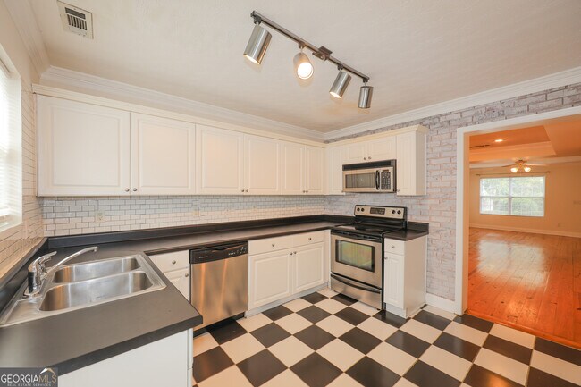 Building Photo - 37 Intown Pl