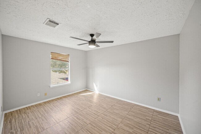 Building Photo - 13431 Klamath Falls Dr