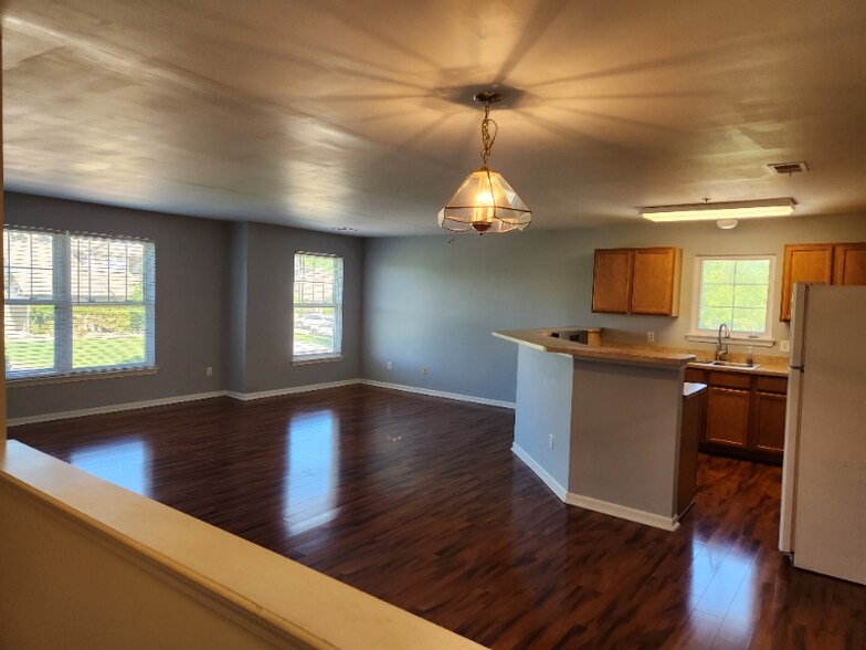 Building Photo - 10125 Sunrise Dr