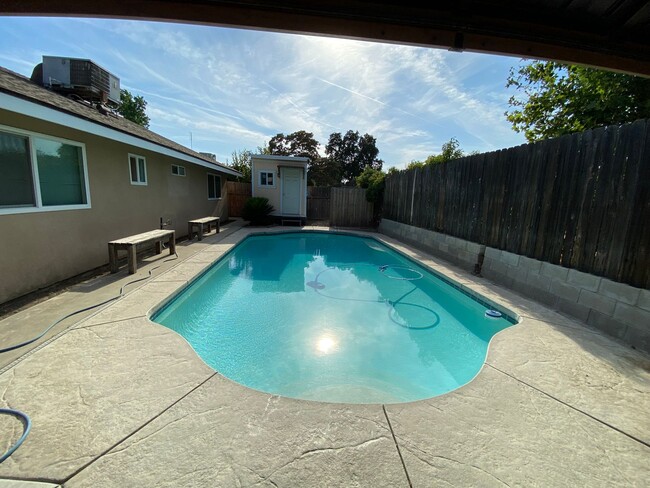 Building Photo - Charming home for rent in Visalia