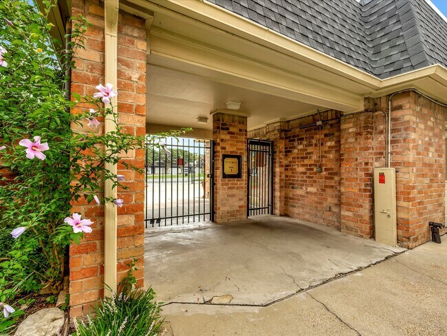 Building Photo - 1601 S Shepherd Dr