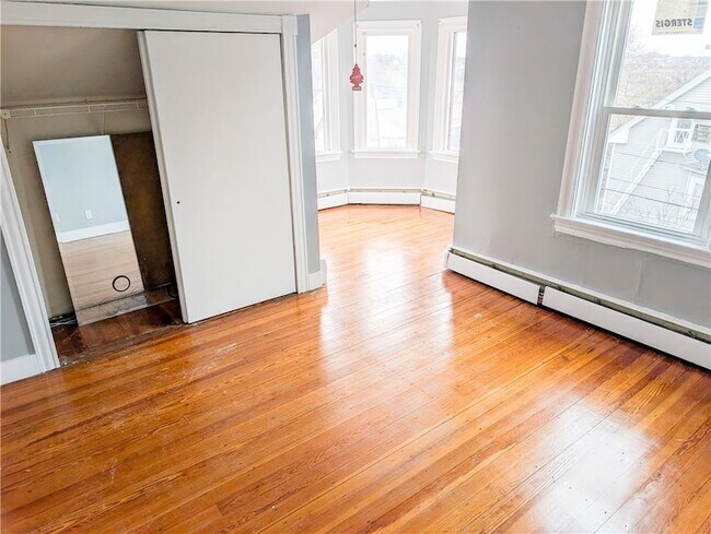 Building Photo - 53 Bancroft St