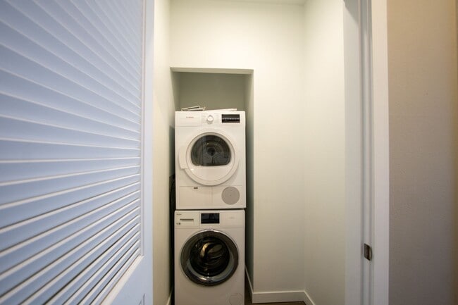 Building Photo - Light & Bright Top-Floor Studio w/Modern Amenities Ready Mid-April!