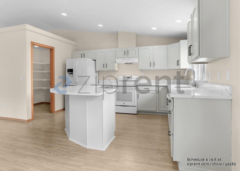 Building Photo - 35852 13th Ave SW